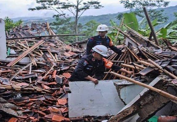 இந்தோனேசியாவில் நிலச்சரிவு: 2 பேர் பலி, 21 பேர் மாயம்