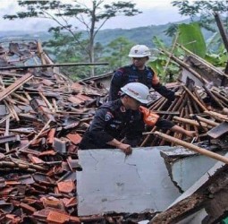 இந்தோனேசியாவில் நிலச்சரிவு: 2 பேர் பலி, 21 பேர் மாயம்