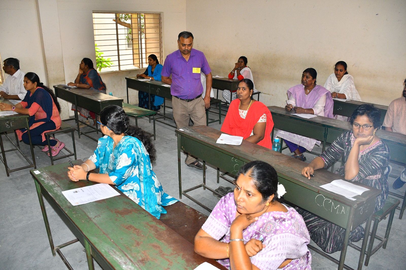 ராஜவீதி துணி வணிகர் சங்க அரசு பெண்கள் மேல்நிலைப்பள்ளியில் நேற்று ஆசிரியர் தகுதி தேர்வு