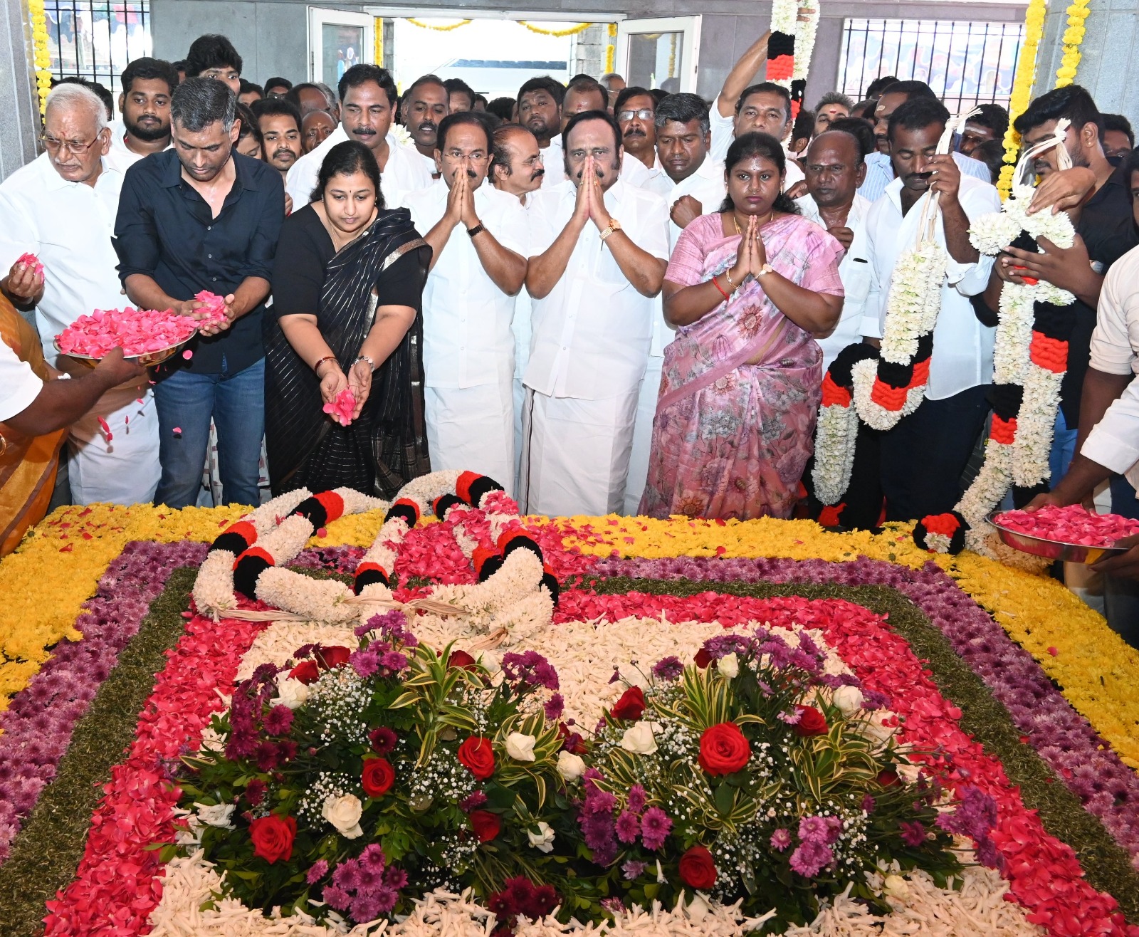 வீரபாண்டி ஆறுமுகம் 13வது ஆண்டு நினைவு தினத்தையொட்டி நேற்று அவரின் நினைவிடத்தில் அமைச்சர் ராஜேந்திரன் மலர் அஞ்சலி
