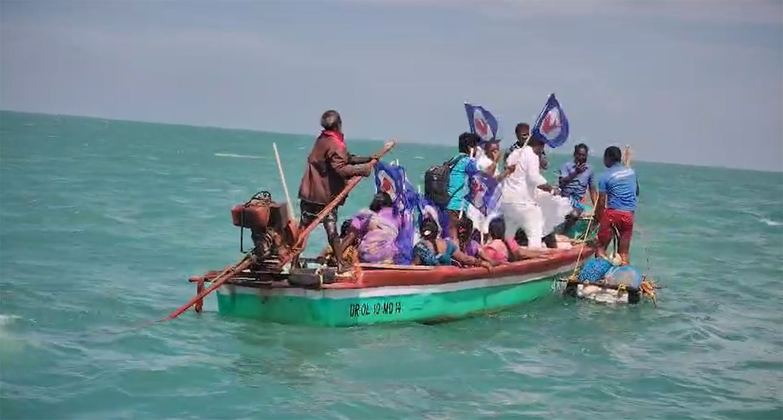 இனிப்புகள், வேட்டிகளை வழங்கி மீனவர் தினம் கொண்டாடிய தமிழ்நாடு மீனவர்