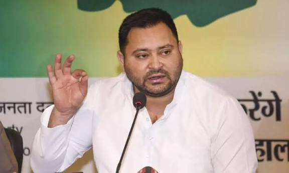 பீகார் சட்டசபை தேர்தலில் தோற்ற போதும்... பா.ஜ.க., ஜே.டி.யூ.வை பின்னுக்கு தள்ளி தேஜஸ்வி யாதவ் சாதனை