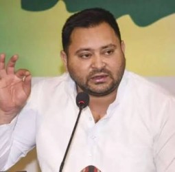 பீகார் சட்டசபை தேர்தலில் தோற்ற போதும்... பா.ஜ.க., ஜே.டி.யூ.வை பின்னுக்கு தள்ளி தேஜஸ்வி யாதவ் சாதனை