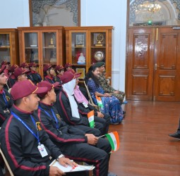 மணிப்பூரைச் சேர்ந்த மாணவர்கள் குழுவுடன் கவர்னர் ரவி