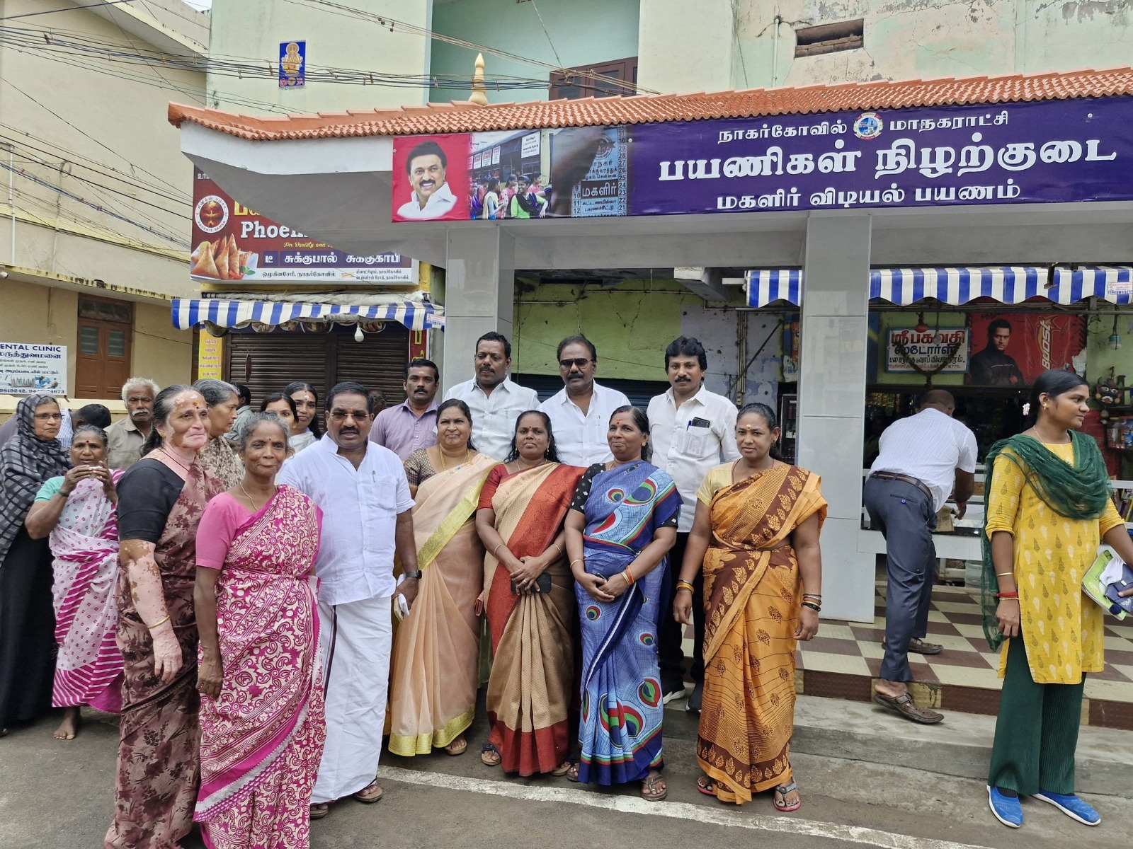 ஆசாரிபள்ளம் மற்றும் ஒழுகினசேரி பகுதியில் புதிதாக கட்டப்பட்ட பயணிகள் நிழற்குடை