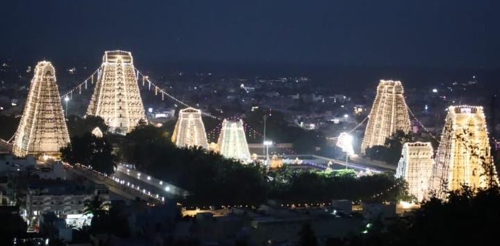அண்ணாமலையார் கோபுரங்கள் மின்விளக்குகளால் அலங்கரிக்கப்பட்டு கோபுரங்கள் ஒளிரும் காட்சி