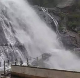 கனமழை எதிரொலி; குற்றாலம் மெயின் அருவியில் 2-வது நாளாக குளிக்க தடை