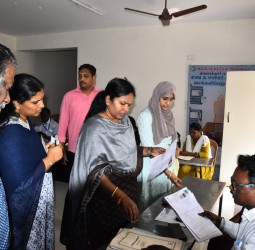 வாக்குச்சாவடி நிலை அலுவலர்களிடமிருந்து பெறப்படும் கணக்கீட்டு படிவங்களை பிஎல்ஓ செயலியில் பதிவு செய்யும் பணியை கலெக்டர் சிவசவுந்தரவல்லி பார்வை