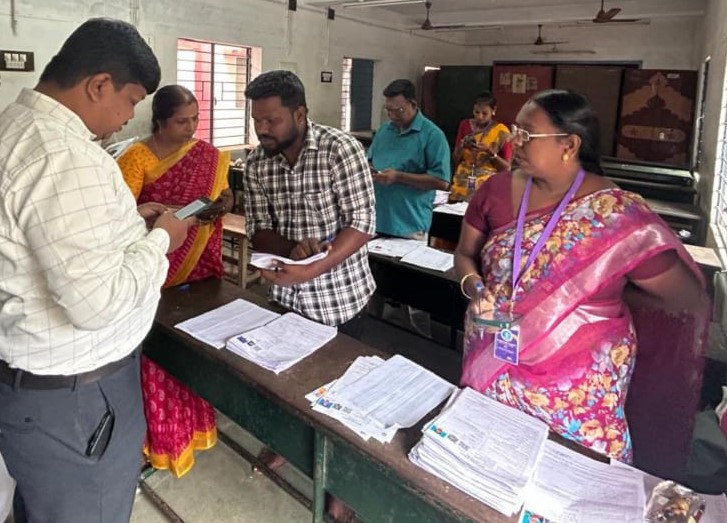 செம்பனார்கோவில் பகுதியில் எஸ்ஐஆர் படிவங்கள்பதிவேற்றும் பணிகளை கலெக்டர் ஸ்ரீகாந்த் நேற்று ஆய்வு