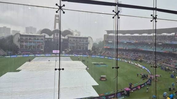 மழையால் ஆட்டம் தொடங்குவதில் தாமதம்: மகளிர் உலகக் கோப்பை இறுதிப் போட்டி - IND vs SA