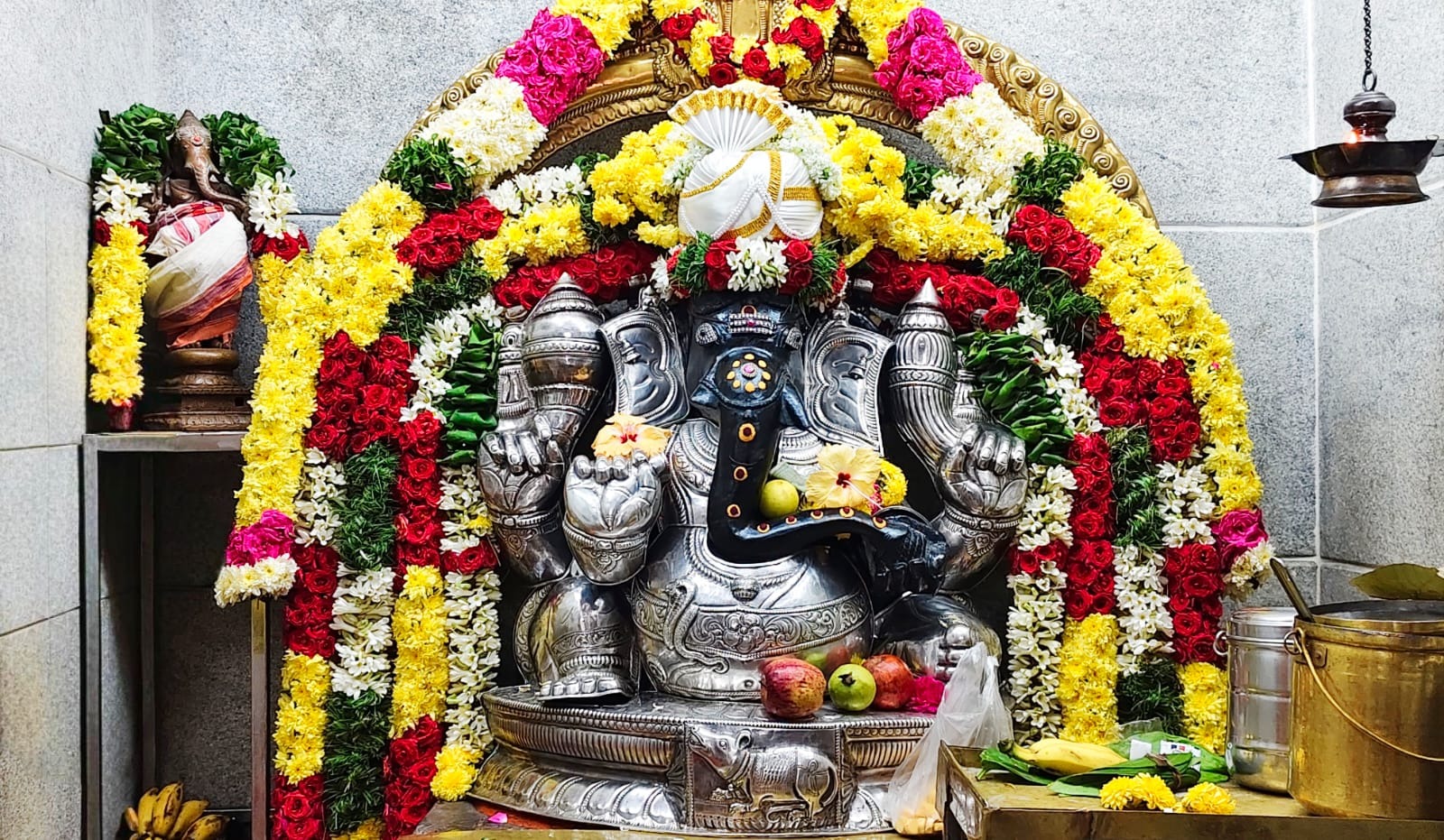 சங்கடஹரசதுர்த்தி தினத்தில் வெள்ளி கவச அலங்காரத்தில் பக்தர்களுக்கு அருள்பாலித்த விநாயகபெருமான்