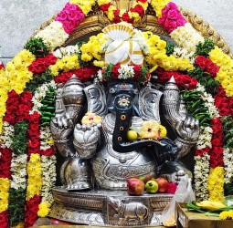 சங்கடஹரசதுர்த்தி தினத்தில் வெள்ளி கவச அலங்காரத்தில் பக்தர்களுக்கு அருள்பாலித்த விநாயகபெருமான்