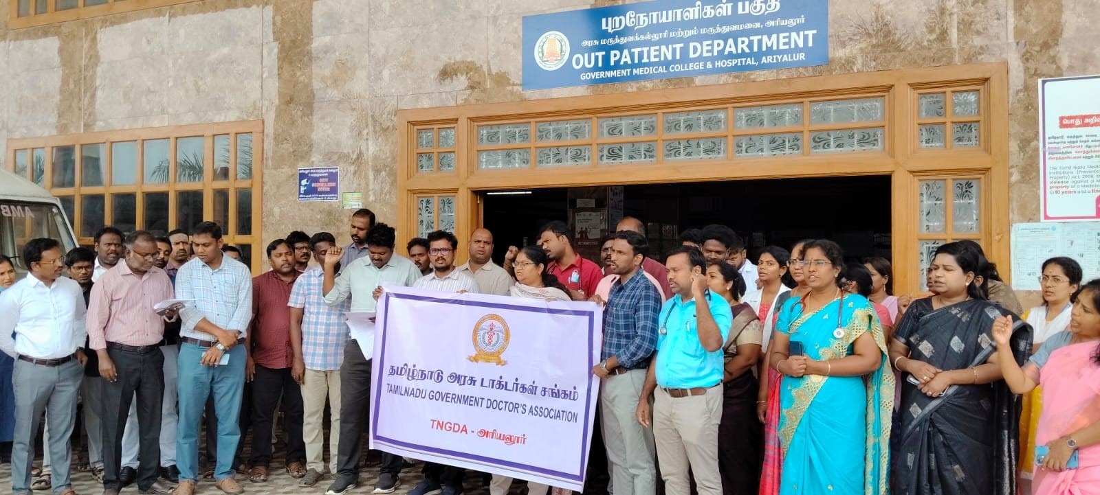 தமிழ்நாடு அரசு டாக்டர்கள் சங்கத்தினர் கோரிக்கைகளை வலியுறுத்தி நேற்று ஆர்ப்பாட்டம்