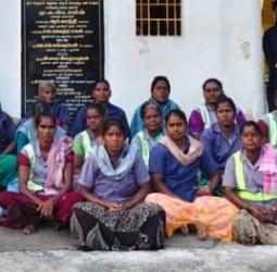 திமிரி பேரூராட்சி அலுவலகம் முன் தூய்மை பணியாளர்கள் நேற்று திடீரென போராட்டம்