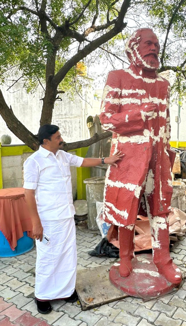 பூந்தமல்லியில் தயாராகி வரும் மாமேதை காரல் மார்க்ஸ் சிலை வடிவமைக்கும் பணி