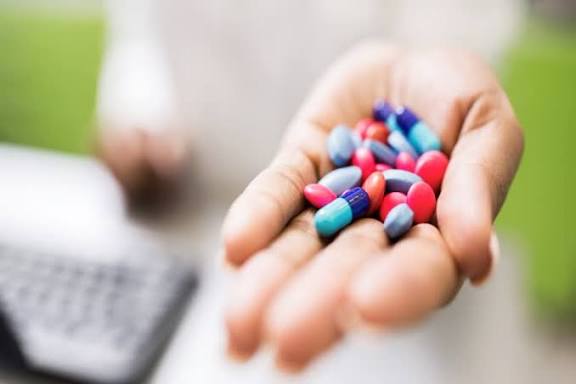 மாத்திரைகள் ஏன் பல நிறங்களில் இருக்கிறது?