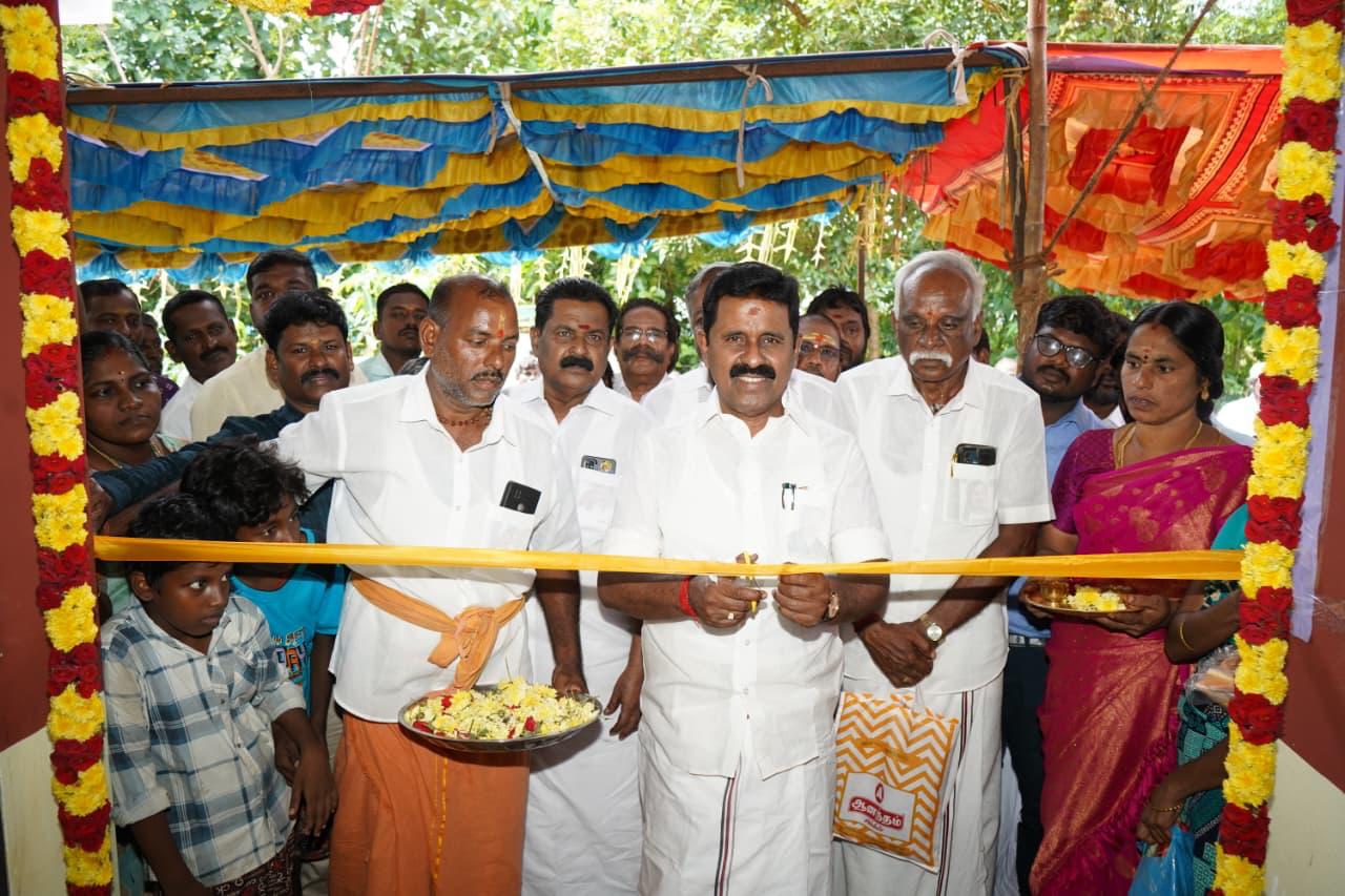 குடவாசல் அருகே ரூ.28 லட்சம் மதிப்பீட்டில் இரண்டு பொது விநியோக கட்டிடங்களை நன்னிலம் சட்டமன்ற உறுப்பினர், முன்னாள் அமைச்சர் ஆர்.காமராஜ் திறந்து வைத்தார்.