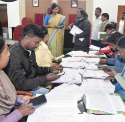 எஸ்ஐஆர் படிவங்கள் பதிவேற்றம் செய்யும் பணிகளை கலெக்டர் லட்சுமி பவ்யா தண்ணீரு ஆய்வு