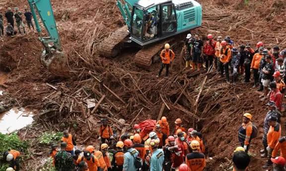 இந்தோனேசிய நிலச்சரிவு 18 பேர் பலி; 34 பேர் மாயம்