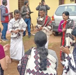 எஸ்ஐஆர் பணிகள் குறித்து தோடர் கலாச்சார நடனம் ஆடி வாக்காளர்களிடம் விழிப்புணர்வு