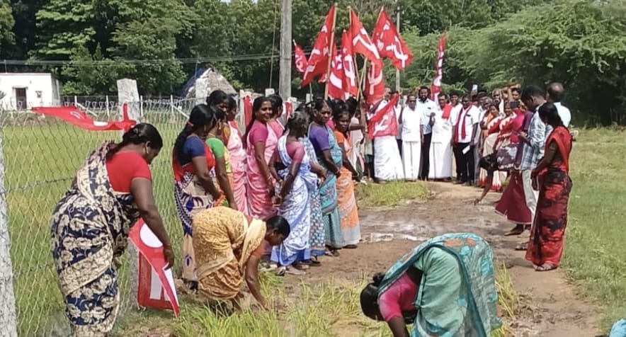 விக்கிரபாண்டியம் ஊராட்சியில் சாலையை உடனடியாக சீர்செய்ய வலியுறுத்தி, மார்க்சிஸ்ட் கம்யூனிஸ்ட் கட்சியினர் சாலையில் நாற்று நட்டனர்