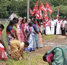 விக்கிரபாண்டியம் ஊராட்சியில் சாலையை உடனடியாக சீர்செய்ய வலியுறுத்தி, மார்க்சிஸ்ட் கம்யூனிஸ்ட் கட்சியினர் சாலையில் நாற்று நட்டனர்