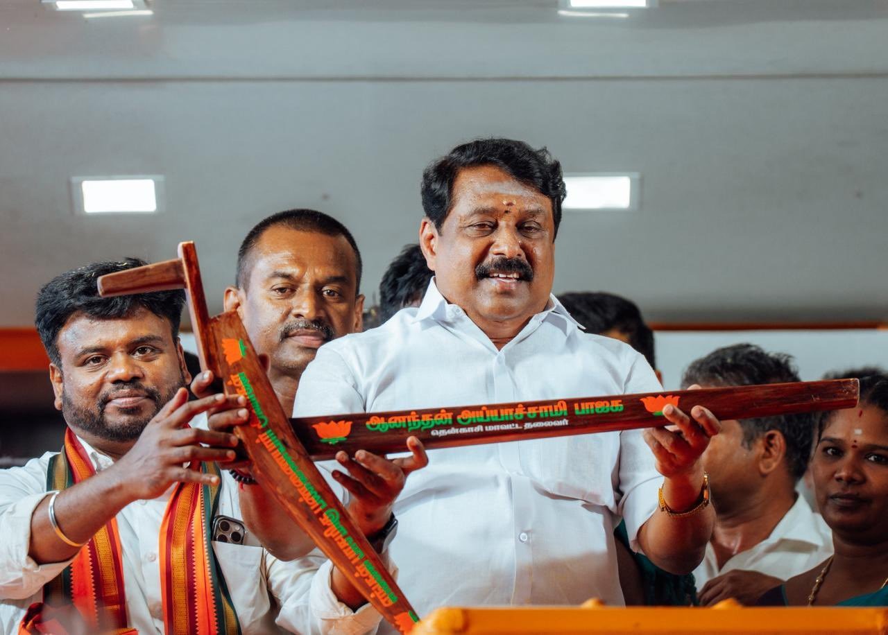 நயினார் நாகேந்திரனுக்கு மாவட்டத்தலைவர் ஆனந்தன் தலைமையில் உற்சாக வரவேற்பு