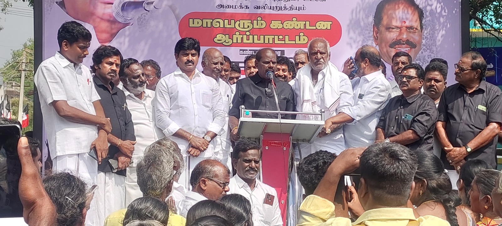 அதிமுக நடத்திய ஆர்ப்பாட்டத்தில் ரவி எம்எல்ஏ