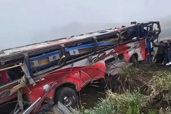 ஈக்வடாா்: பேருந்து விபத்தில் 21 போ் உயிரிழப்பு