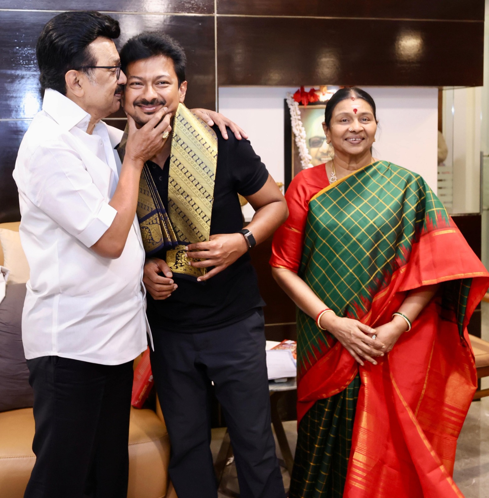 உதயநிதிக்கு முதல்வர் ஸ்டாலின் முத்தமிட்டு பிறந்தநாள் வாழ்த்து