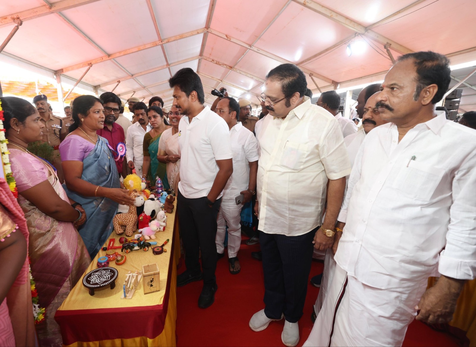 வேலூர் மாவட்ட நலத்திட்ட உதவிகள் வழங்கும் விழா