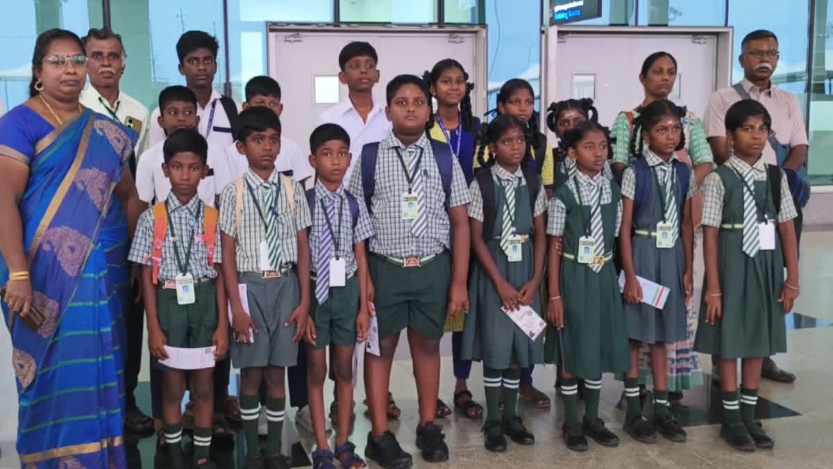 மாணவர்களின் விமான கனவை   நனவாக்கிய தலைமை ஆசிரியர்