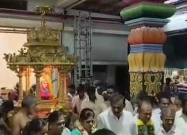 உதயநிதி பிறந்தநாளையொட்டி திமுக நிர்வாகிகள் தங்கத் தேர் இழுத்து வழிபட்டனர்