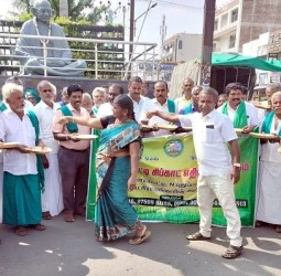 விவசாயிகள் நூதன முறையில் பாக்கு தட்டை கையில் ஏந்தி பிச்சை எடுத்து போராட்டம்