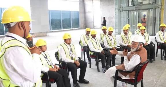 மும்பை -–ஆமதாபாத் புல்லட் ரெயில்: பிரதமர் மோடி நேரில் ஆய்வு