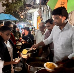 பக்தர்களுக்கு பாஜக சார்பில் மாநில செயலாள ர் வினோஜ் செல்வம் அன்னதானம்