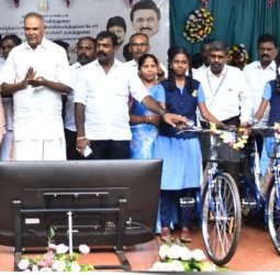 திருநெல்வேலியில் மாணவர்களுக்கு விலையில்லா மிதிவண்டி