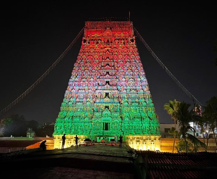 ஆதிகும்பேஸ்வரர் கோவில் ராஜகோபுரம் தேசியக் கொடியின் 3 வண்ணங்களில் ஒளிரும் வகையில் மின்விளக்குகள்