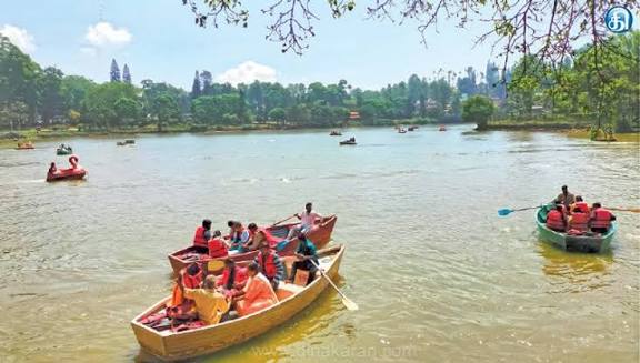 விடுமுறை தினத்தையொட்டி ஒகேனக்கல், ஏற்காட்டில் குவிந்த சுற்றுலா பயணிகள்