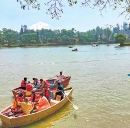 விடுமுறை தினத்தையொட்டி ஒகேனக்கல், ஏற்காட்டில் குவிந்த சுற்றுலா பயணிகள்