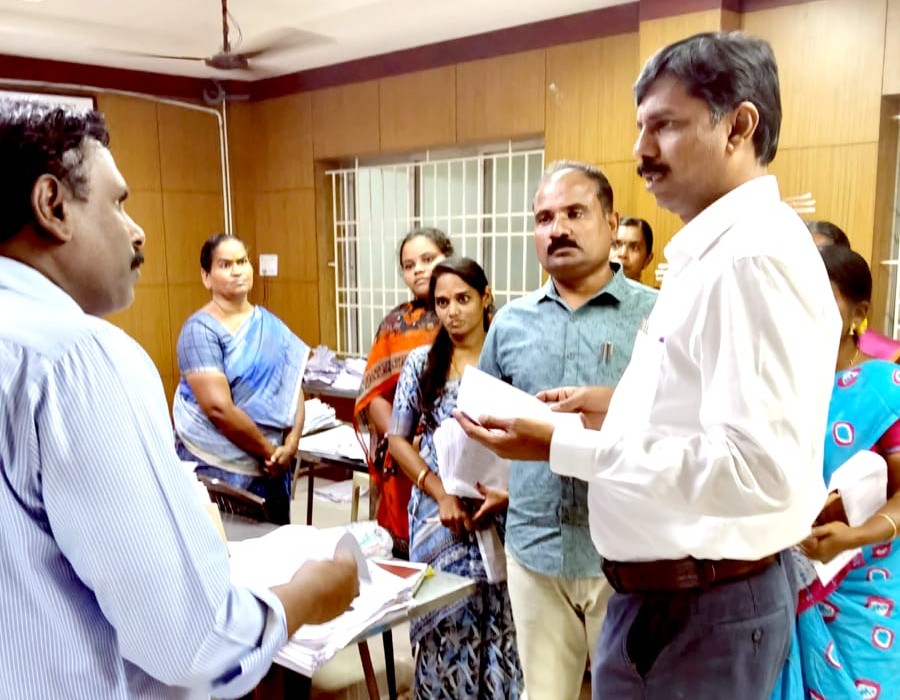 பூர்த்திசெய்யப்பட்ட எஸ்ஐஆர் படிவங்களை பதிவேற்றும் பணிகளை கலெக்டர் கந்தசாமிஆய்வு
