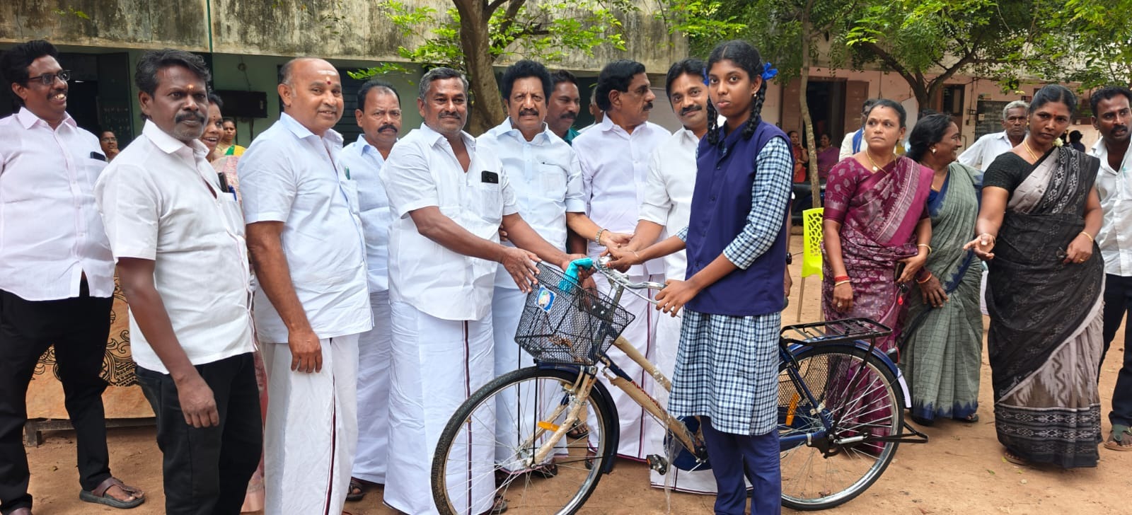 பேராவூரணி அரசு பெண்கள் மேல்நிலைப் பள்ளியில் நேற்று மாணவி களுக்கு விலையில்லா சைக்கிள்