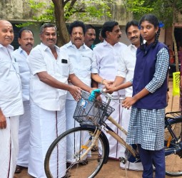 பேராவூரணி அரசு பெண்கள் மேல்நிலைப் பள்ளியில் நேற்று மாணவி களுக்கு விலையில்லா சைக்கிள்