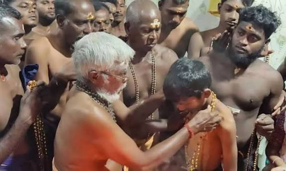 கார்த்திகை பிறந்தது: ஐயப்ப பக்தர்கள் மாலை அணிந்து விரதத்தை தொடங்கினர்