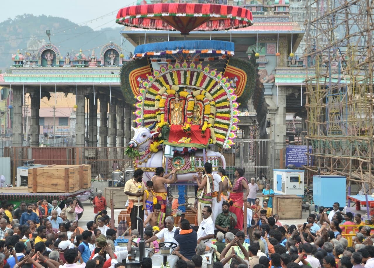 கண்ணாடி ரிஷிப வாகனத்தில் சந்திரசேகரர் , பக்தர்களுக்கு அருள்பாலித்தார்