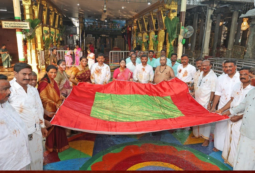 பத்மாவதி தாயார் கோயிலில் கார்த்திகை பிரம்மோற்சவ ஆழ்வார் திருமஞ்சனம்