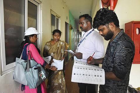 எஸ்ஐஆர் பணியில் 5 கோடி படிவங்கள் விநியோகம்