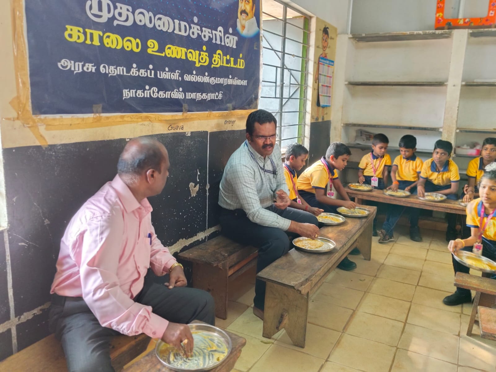 கன்னியாகுமரி மாவட்ட முதன்மைக் கல்வி அலுவலர் பிரின்ஸ் ஆரோக்கிய ராஜ் வல்லவன் காலை உணவுத் திட்டத்தை ஆய்வு