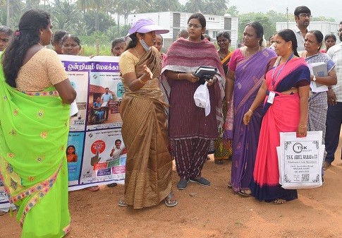 எஸ்ஐஆர் பணிகளை மதுரை கூடுதல் ஆட்சியர் வானதி, வட்டார வளர்ச்சி அலுவலர் பொற்செல்வி ஆய்வு