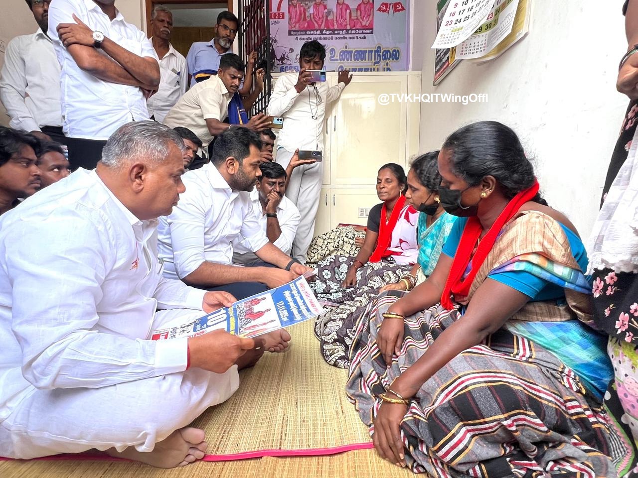 உண்ணாவிரதம் இருக்கும் தூய்மைப்பணியாளர்களை தவெக நிர்வாகிகள் புஸ்சிஆனந்த், ஆதவ்அர்ஜூனா சந்தித்துப் பேசினர்